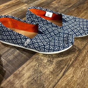 TOM'S Navy Elegant Sz 8.5 M Feminine Round Toe Navy Blue Flat Ballet Shoes